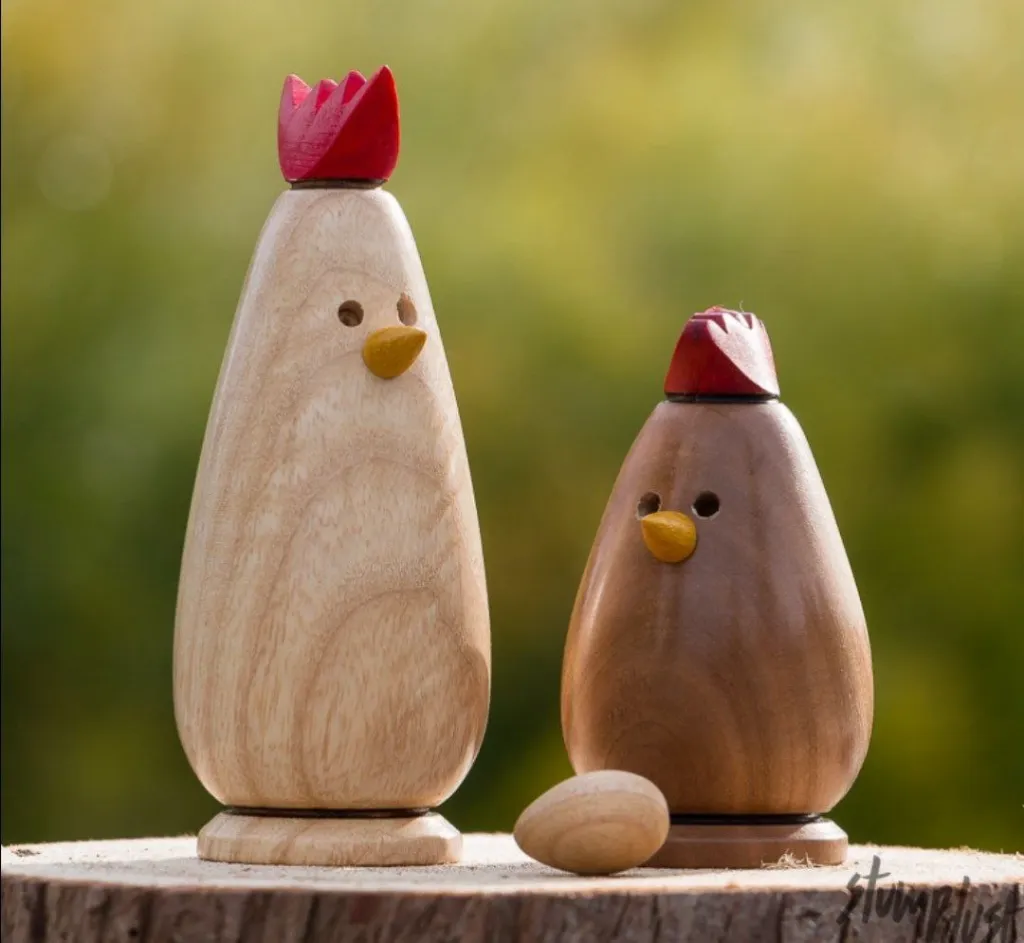 “Morning Companions” – Wooden Hen & Chick Sculpture Set[A99]